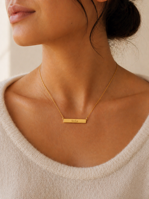 horizontal-bar-necklace-with-engraving - model