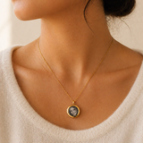 photo-necklace - model