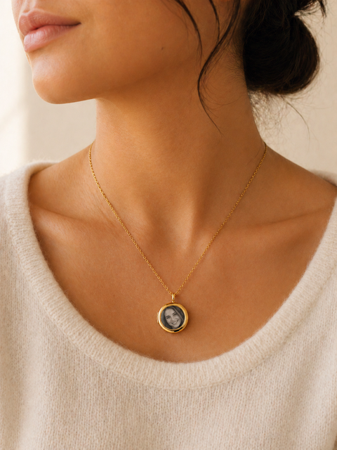 photo-necklace - model